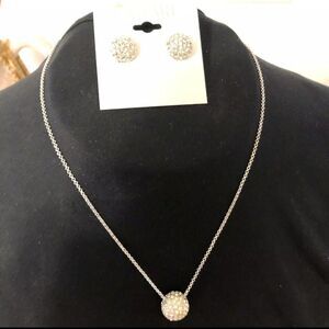 Trifari pendant necklace and earring set silver tone NWT'S.